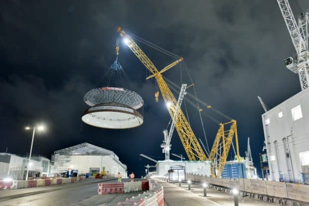 Marea Britanie construiește două centrale nucleare identice, în același timp, cu cea mai mare macara din lume