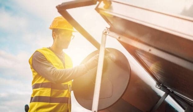 Japonezii au inventat vesta anti-caniculă cu panouri solare de 4 grame, care te răcorește chiar și la 38°C. Funcționează și pe ploaie