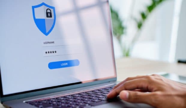 Peste 120 de milioane de parole, furate direct din computerele victimelor. Cum a fost posibil
