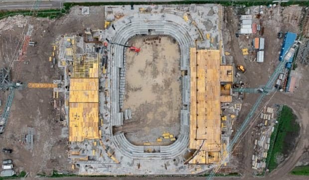 Lucrările la noul patinoar artificial din Sfântu Gheorghe trec de primul etaj: „Pare un puzzle uriaș din beton”