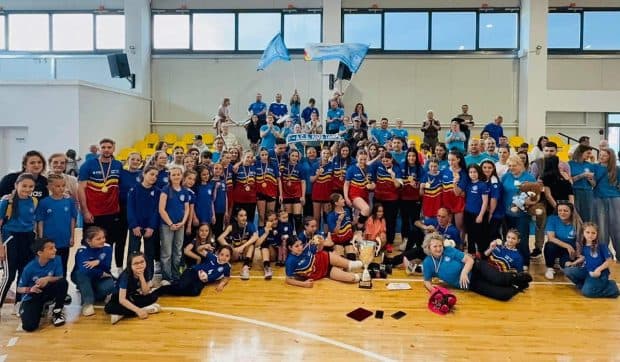 Cum a ajuns o tânără antrenoare de handbal să câștige titlul de campioană a României alături de Kids Tâmpa Brașov: „Reprezintă toate momentele în care am fost aproape să renunț, toate lacrimile”