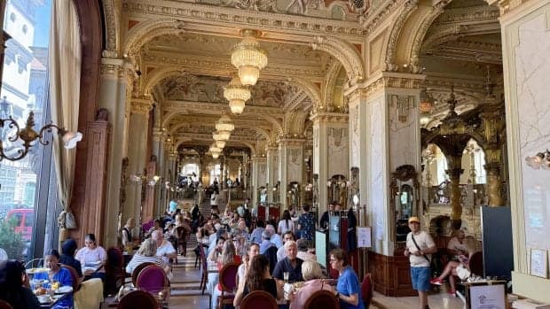Cafeneaua unde turiștii stau și o oră la coadă. Este considerată cea mai frumoasă din lume și are prețuri pe măsură