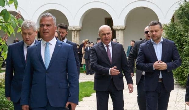 Scenariile guvernării după desemnarea lui Adrian Veștea premier. PNL, iar sub presiune