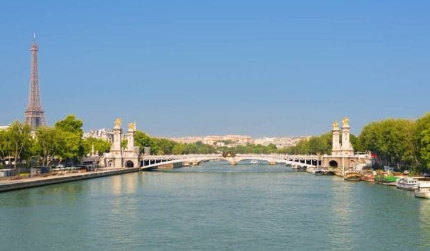 Soluția găsită de Paris ca să răcească orașul cu apă din Sena, după ce temperaturile în Franța au depășit 44 de grade Celsius