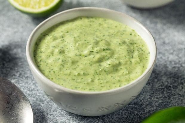 Rețetă de sos de usturoi verde – rapid și aromat
