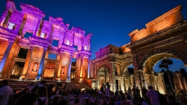 Ce se întâmplă noaptea în Turcia în perioada iunie – octombrie. Turiștii, atrași ca un magnet de un proiect inedit