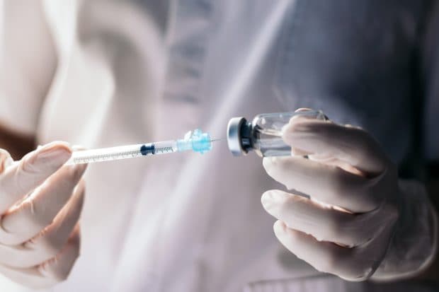 Primul vaccin creat în întregime de inteligența artificială a fost testat pe oameni. Ce au descoperit cercetătorii