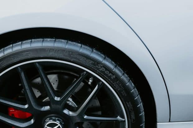 De ce sunt importante anvelopele auto de vară cu aderență ridicată pe carosabil umed?