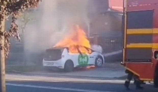 Un Bolt electric a luat foc din mers și s-a făcut scrum în doar câteva minute, în Cluj: „I-o pușcat bateriile, îi gata”