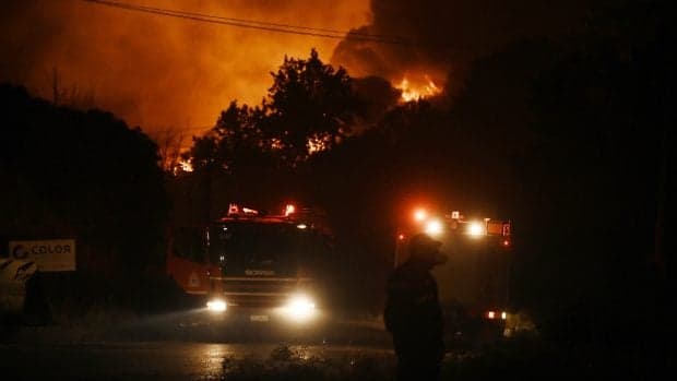 Două fabrici din Salonic au luat foc. Localnicii au primit ordin să-și părăsească locuințele