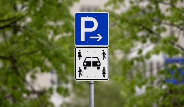 Indicatorul rutier necunoscut pentru care plătești 55 de euro amenda dacă nu-l respecți și poți rămâne și fără autoturism: o mașină ruptă în două, cu patru persoane în jurul ei