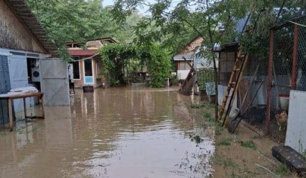 Situație critică în județul Olt: Pompierii ISU au intervenit fără oprire în 6 localități pentru evacuarea apei din gospodării