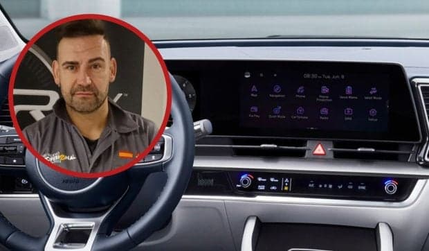 13.076 de euro a costat reparația ecranului panoramic curbat de 31 cm de la bordul unui SUV Kia. Cel mai bun mecanic din Spania explică de ce