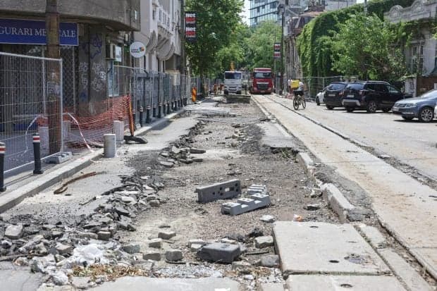„Haos total! Tremură casa când trec utilajele”. Am mers pe șantierul STB să vedem cum se lucrează la schimbarea liniilor de tramvai