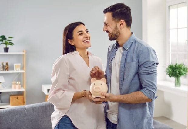 Trăiești de la un salariu la altul? Specialiștii explică de unde începe, de fapt, independența financiară