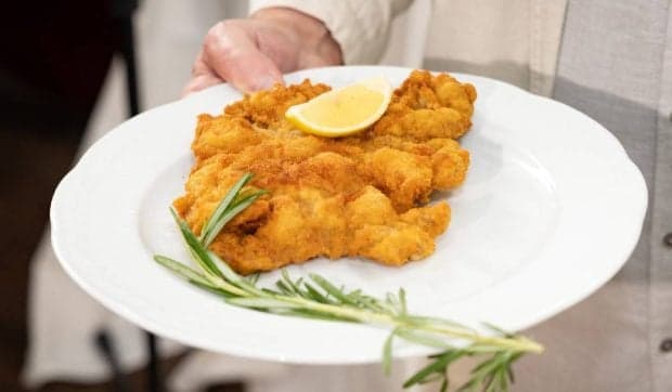 Șnițelele se dau prin făină sau ou mai întâi? Trucul care îți garantează o carne perfect prăjită și moale la interior