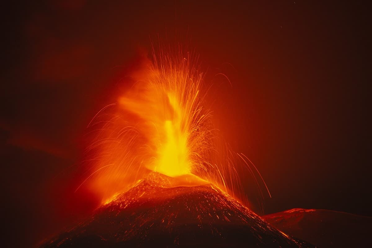 Erupție puternică în Indonezia: Un vulcan din insula Flores a blocat traficul aerian