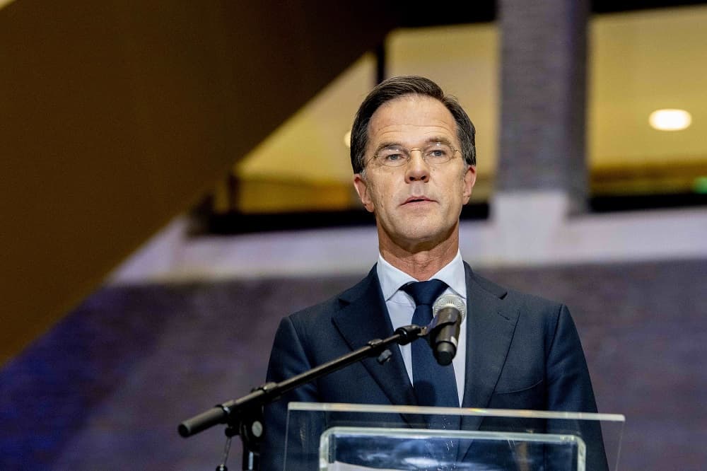 NATO transmite un mesaj de solidaritate direct de la Kiev. Zelenski și Mark Rutte au omagiat soldații ucraineni căzuți în război