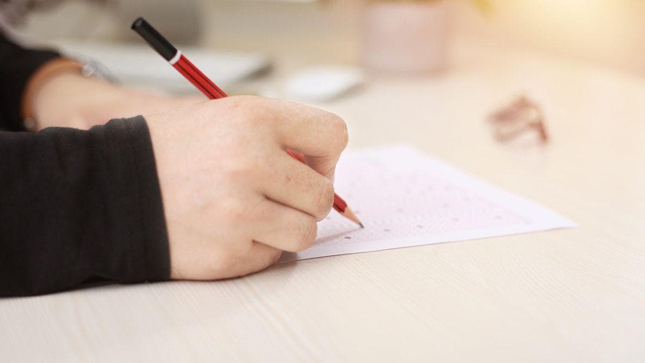 Evaluarea națională a început pentru elevii de clasa a IV-a cu proba scrisă la limba română
