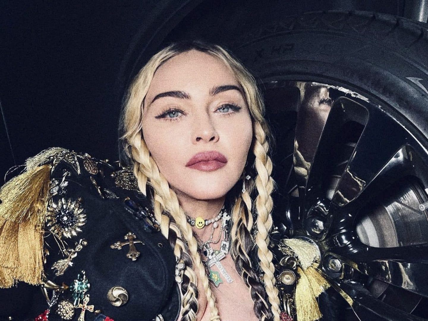 Madonna a atras atenția la Paris Fashion Week. Artista a apărut la petrecerea Yves Saint Laurent, după ce a vorbit despre filmul biografic blocat