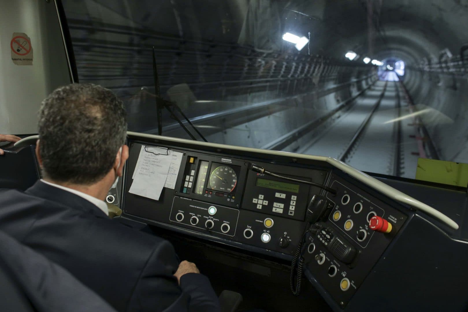 Circulație întreruptă la metrou, după ce o bucată de tavan a căzut în tunel pe Magistrala 4