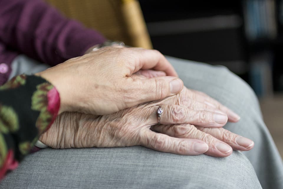 O bătrână din Ploiești a rămas fără 70.000 de lei în urma unui șantaj. Cum au acționat suspecții