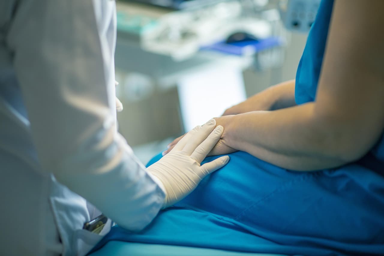 Categoriile de pacienți care vor beneficia de prima zi de concediu medical plătită. Rogobete: „Corectăm inechitatea”