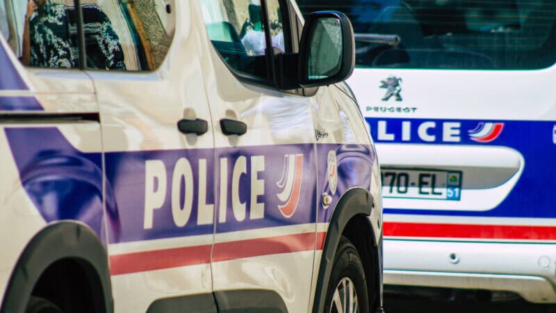 O elevă de 15 ani din Franța a fost înjunghiată de mai multe ori de un coleg chiar în timpul orelor