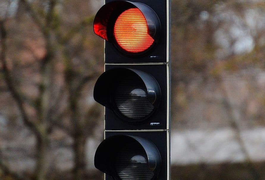 Noi semafoare inteligente în Brașov pentru șoferi. Ce pățesc cei care depășesc viteza