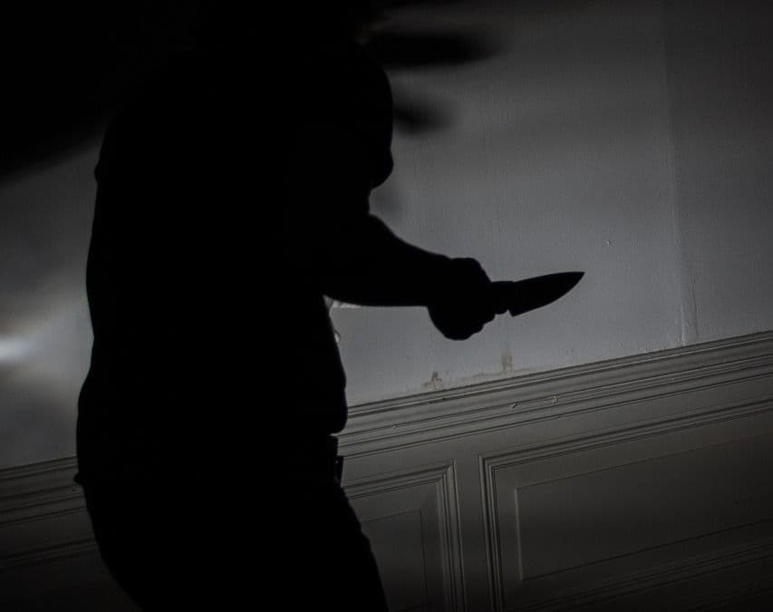 Ploiești: Un bărbat de 28 de ani și-a atacat soacra cu un cuțit în zona gâtului în plină stradă