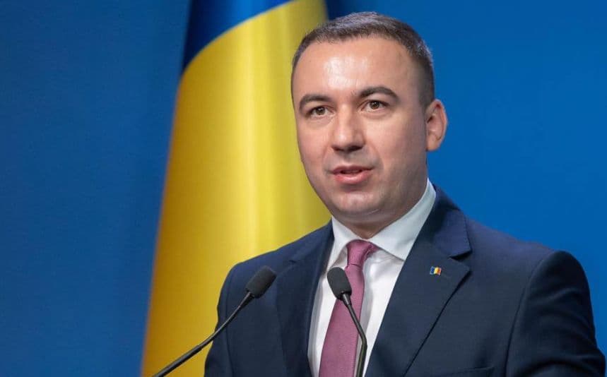 (VIDEO) Fostul ministru Bogdan Ivan, implicat într-un accident rutier în Bistrița: a intrat cu mașina pe interzis și a lovit un autobuz