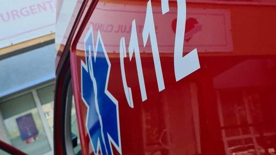 Botoșani: Doi elevi de 7 ani au ajuns la spital după ce o bancă din vestiar s-a răsturnat peste ei