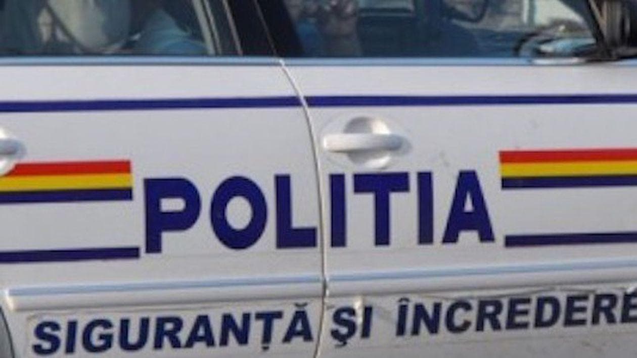 Antrenor de înot acuzat de abuz sexual. Victimă ar fi una dintre elevele pe care le pregătea