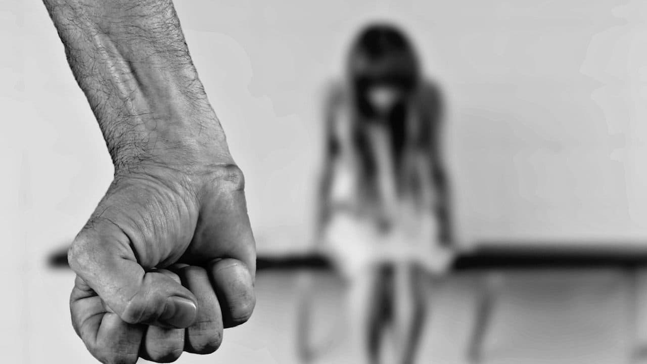 Fetiță de 13 ani violată de propriul tată. Instanța a dispus arestarea