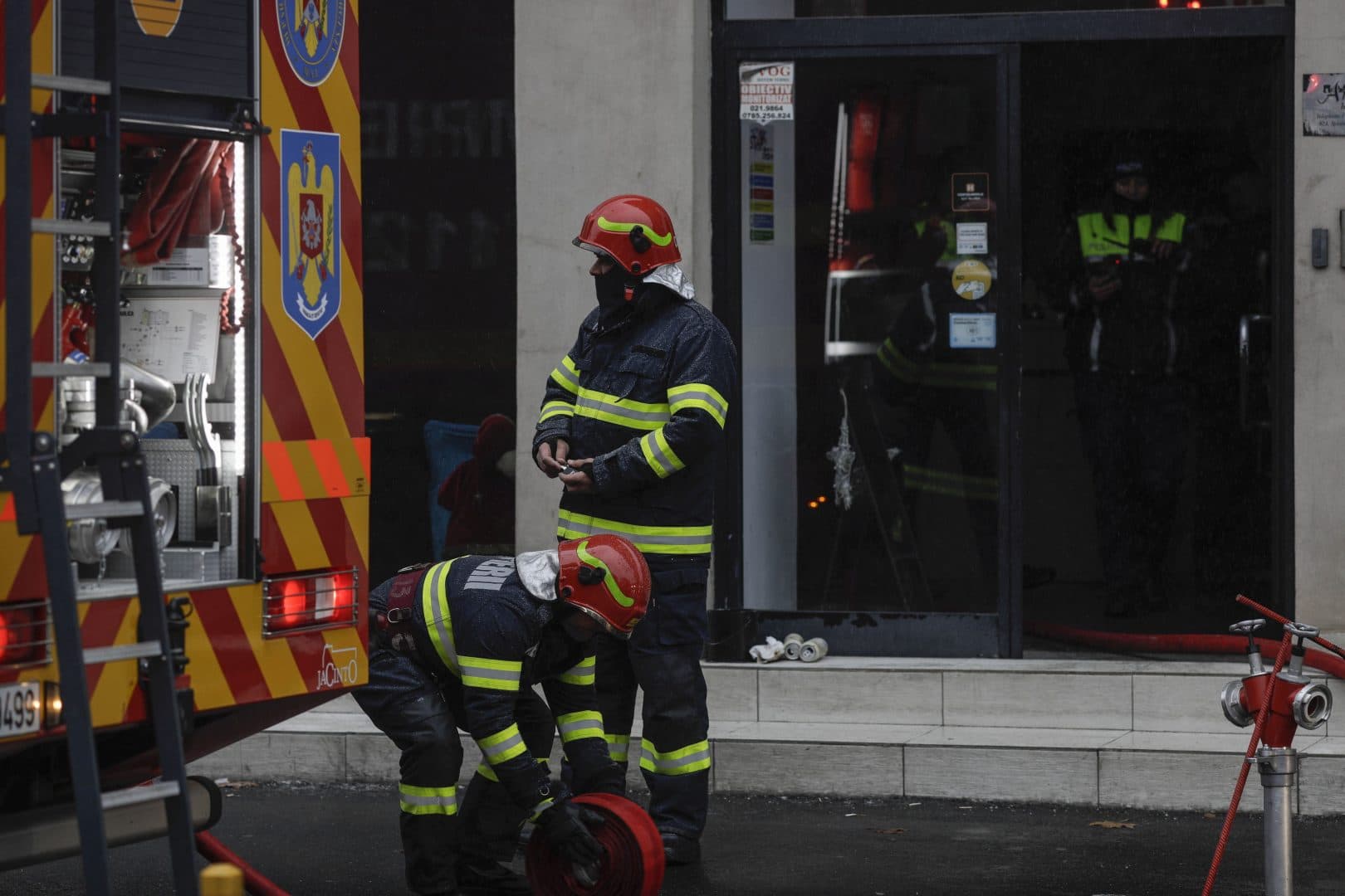 Oradea: Bătrână căzută în apartament, salvată de pompierii care au intrat pe geam cu o scară culisabilă