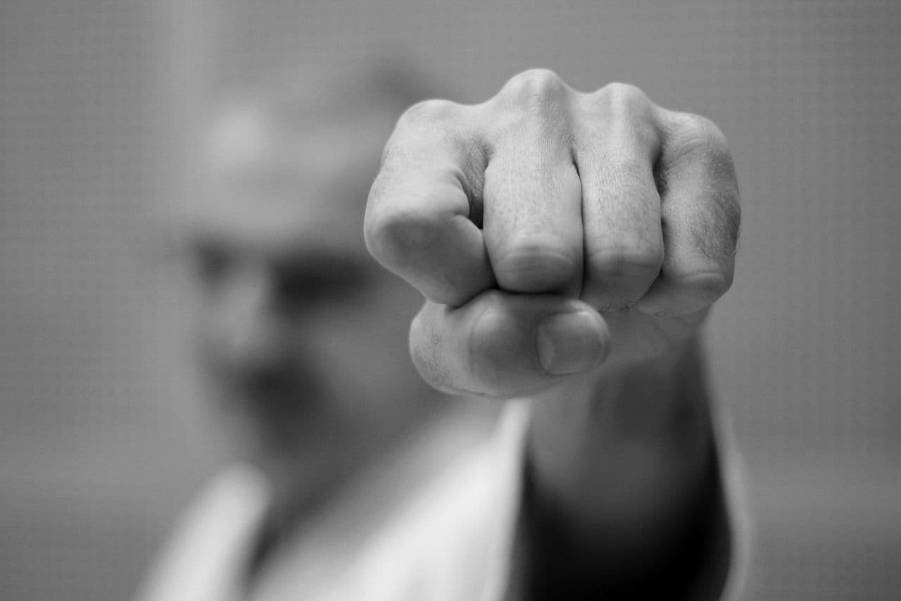 Bărbat din Dej, arestat după ce i-a bătut pe polițiștii chemați să-l calmeze