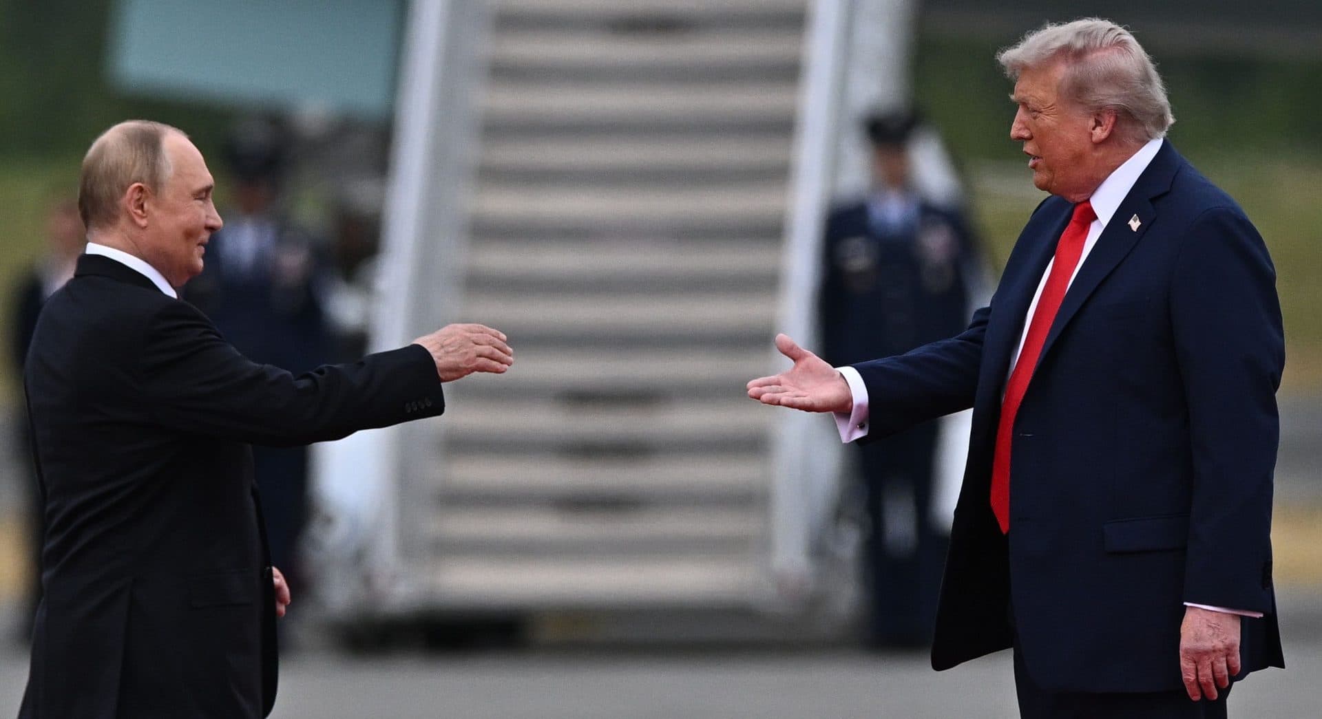 Donald Trump încearcă să redeschidă drumul spre negocieri între Rusia și Ucraina. Putin și Zelenski îi prezintă însă două realități complet diferite despre război