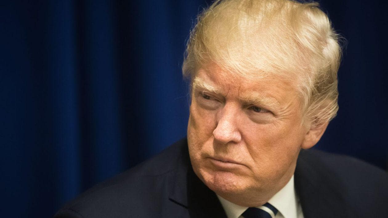 O navă cargo a fost lovită în apropiere de Oman, susține Trump. Iranul este acuzat că a încălcat armistițiul cu SUA