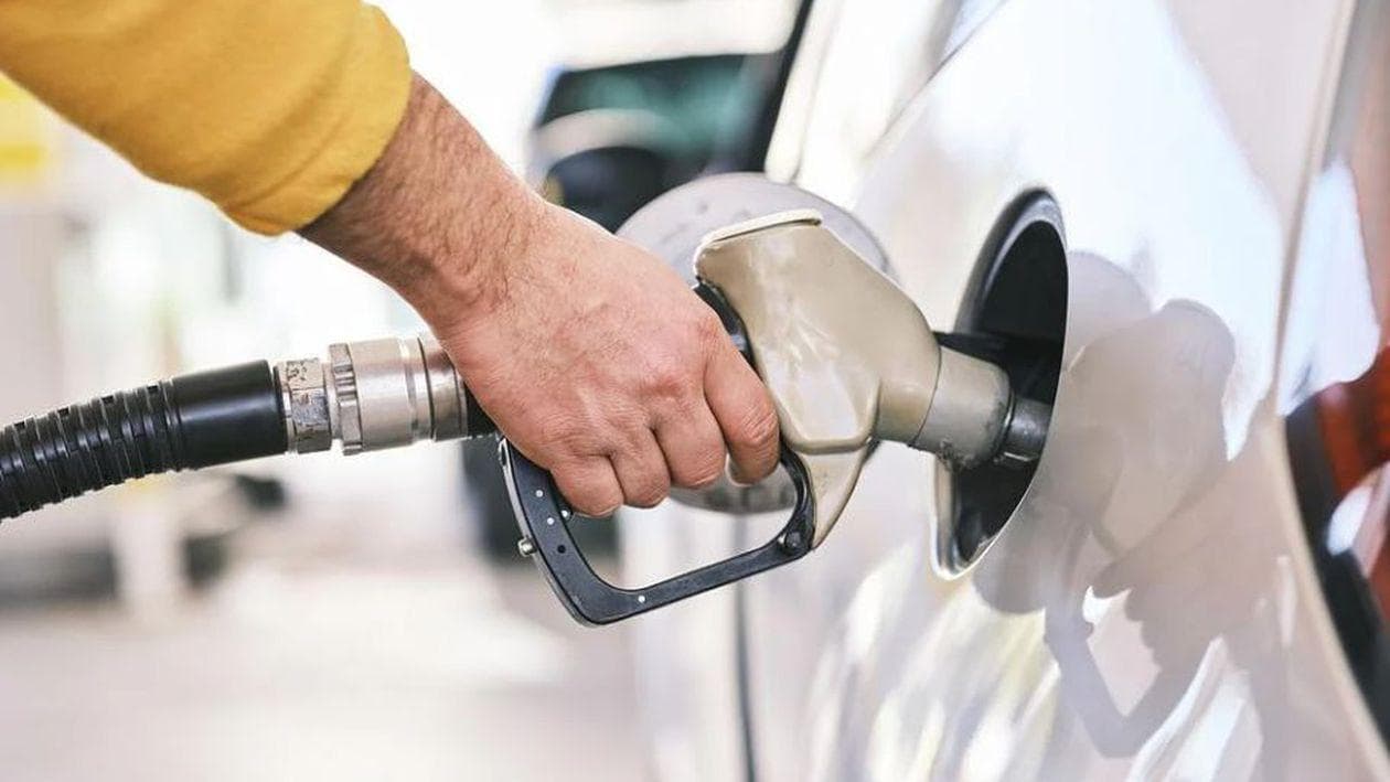 Revin timpurile lui Ceaușescu. Benzina și motorina s-ar putea vinde pe cartelă. Soluția propusă de Daniel Dăianu (ViDEO)