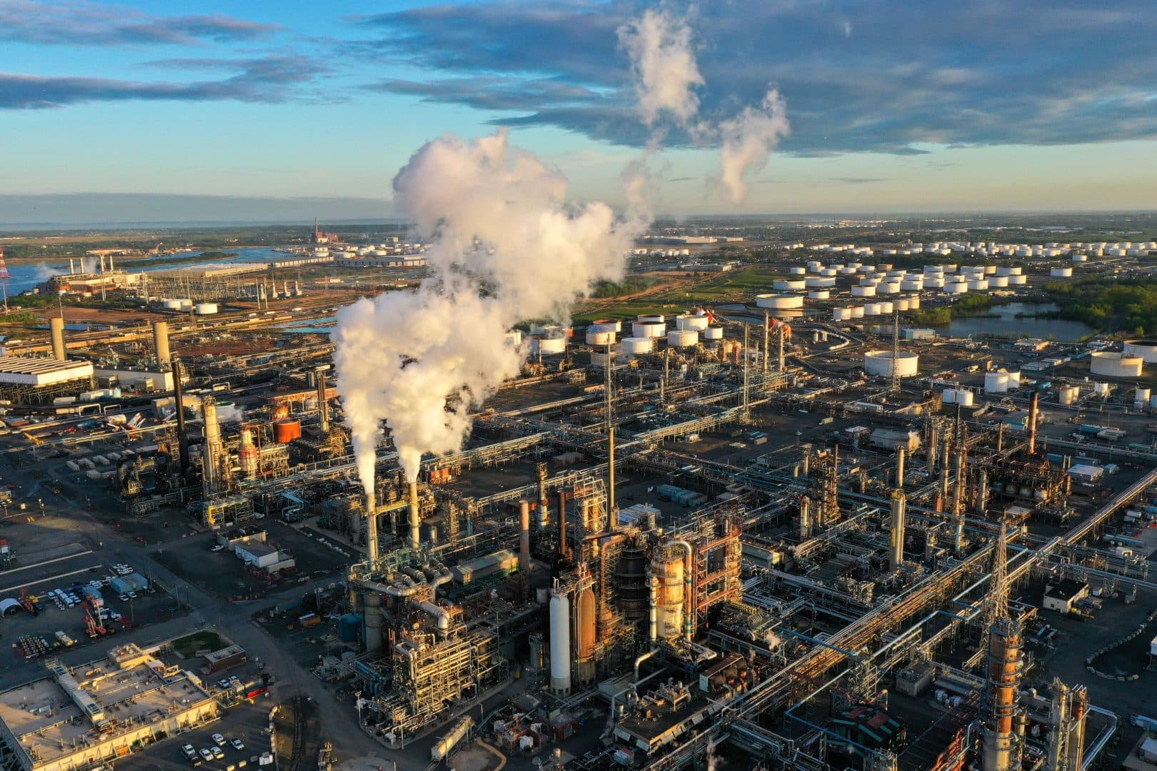 Prețurile din industrie au accelerat în aprilie. Energia și produsele petroliere au pus cea mai mare presiune pe costuri