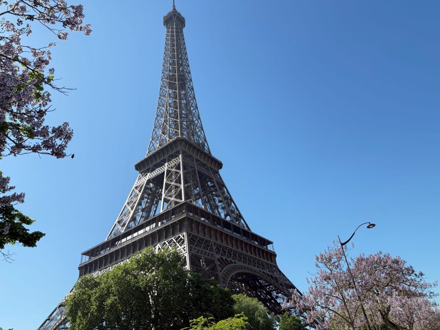 Turnul Eiffel își schimbă programul din cauza temperaturilor extreme. Cum este afectat Parisul de valul de caniculă