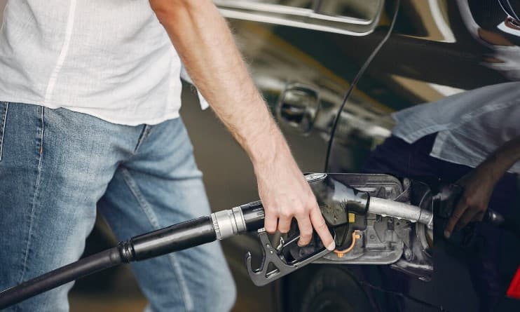 Motorina se scumpește de la 1 iulie: șoferii plătesc nota crizei, statul încasează mai mult. Cu cât crește prețul motorinei?
