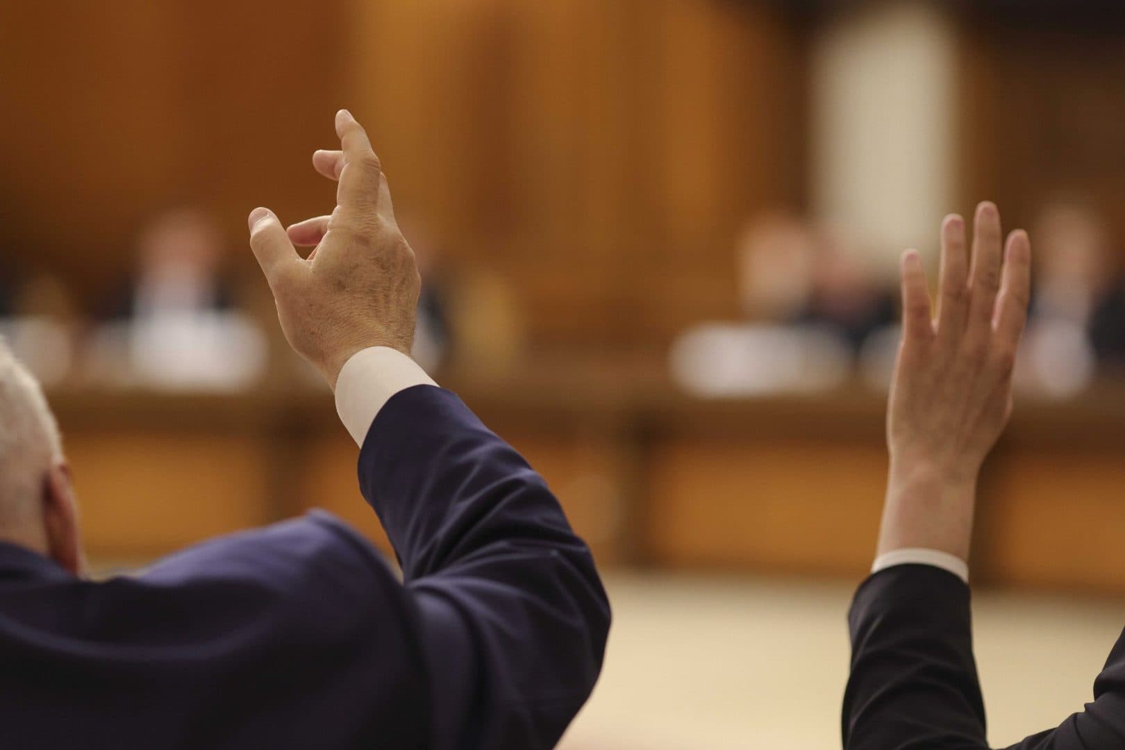 Moțiune de cenzură împotriva Guvernului Bolojan, vot decisiv în Parlament. Opoziția acuză „vânzarea economiei”