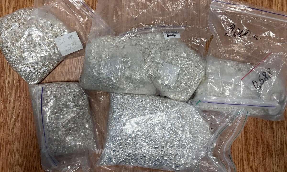 Peste 15 kilograme de argint, descoperite într-un microbuz la Halmeu. Șofer cercetat penal