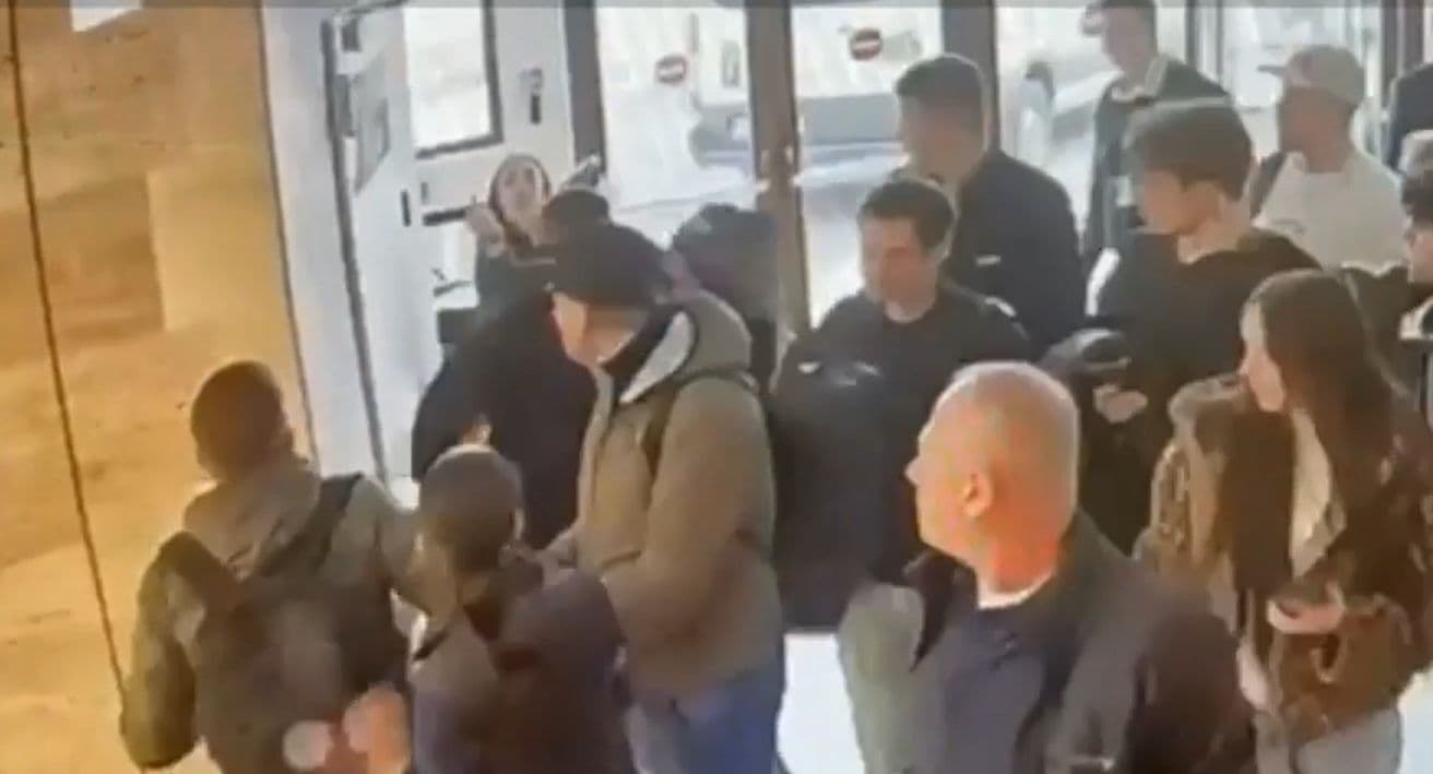 Bătaie generală pe aeroportul Băneasa, pornită de la un loc în avion. Trei bărbați au fost reținuți