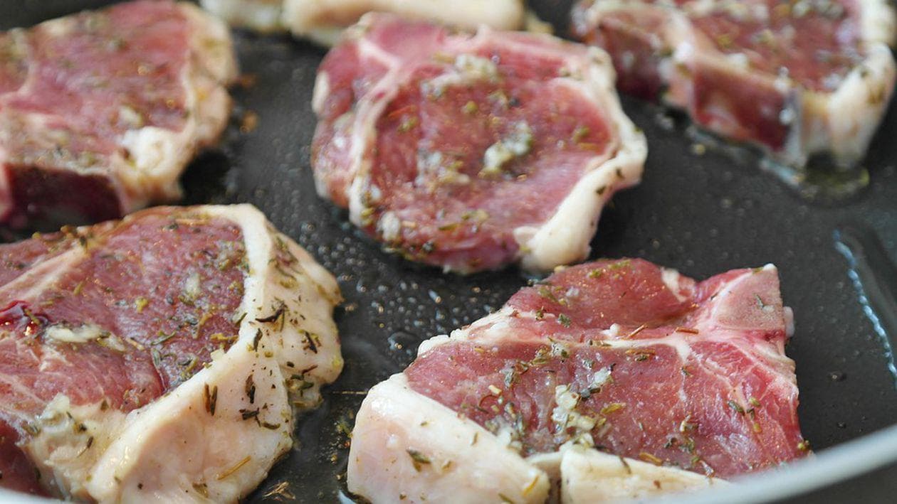 Schimbare neașteptată în consumul de carne în rândul românilor. Ce categorie a înregistrat cea mai mare creștere