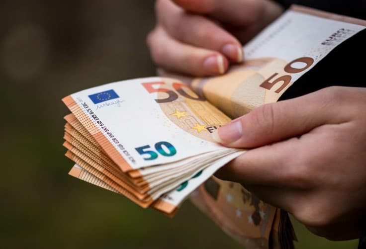Geantă cu 25.000 de euro pierdute dintr-o mașină în trafic. Păgubașul a cerut ajutorul poliției