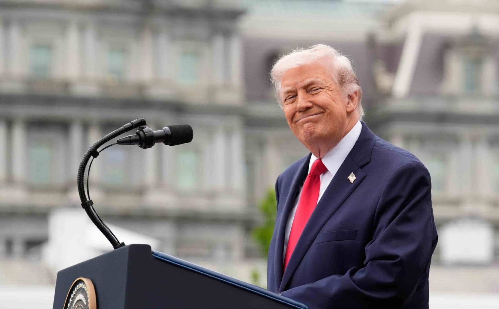 Trump ține la imaginea lui. Refuză să poarte vesta antiglonț pentru că nu i-ar avantaja silueta: „Nu știu dacă vreau să arăt ca și cum aș avea cu 10 kilograme mai mult”