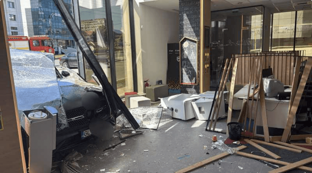 Galați: Accident neobișnuit pe strada Brăilei după ce o mașină a izbit în plin un bancomat