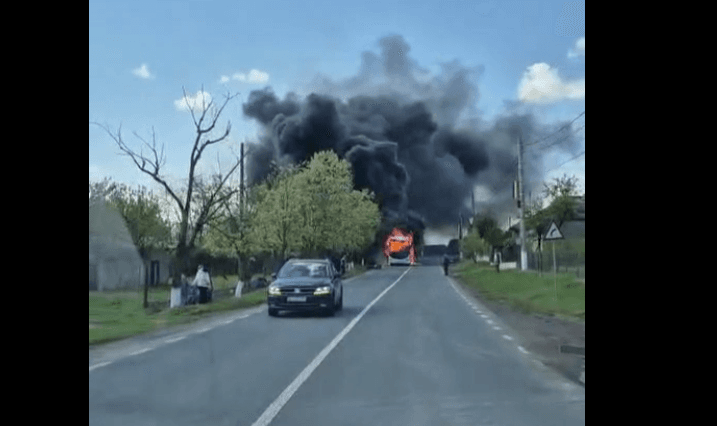 Un autocar plin cu pasageri a luat foc în județul Tulcea. 27 de călători se aflau la bord